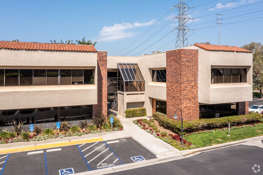 27285 Las Ramblas, Mission Viejo, CA à louer - Photo du bâtiment - Image 2 de 6