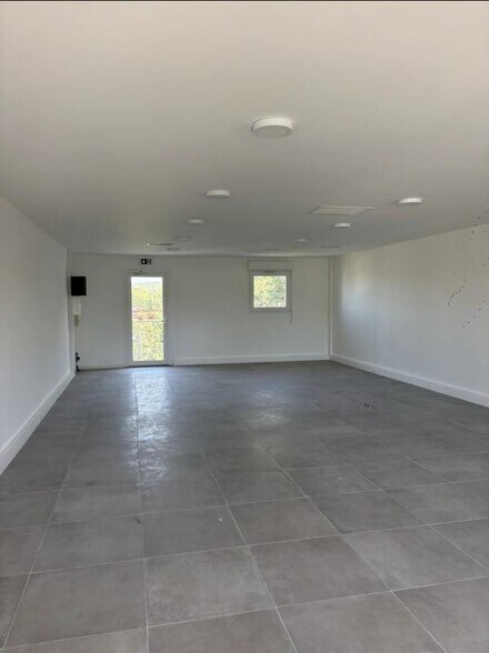 Office in Saint Cannat for lease - Interior Photo - Image 3 of 3