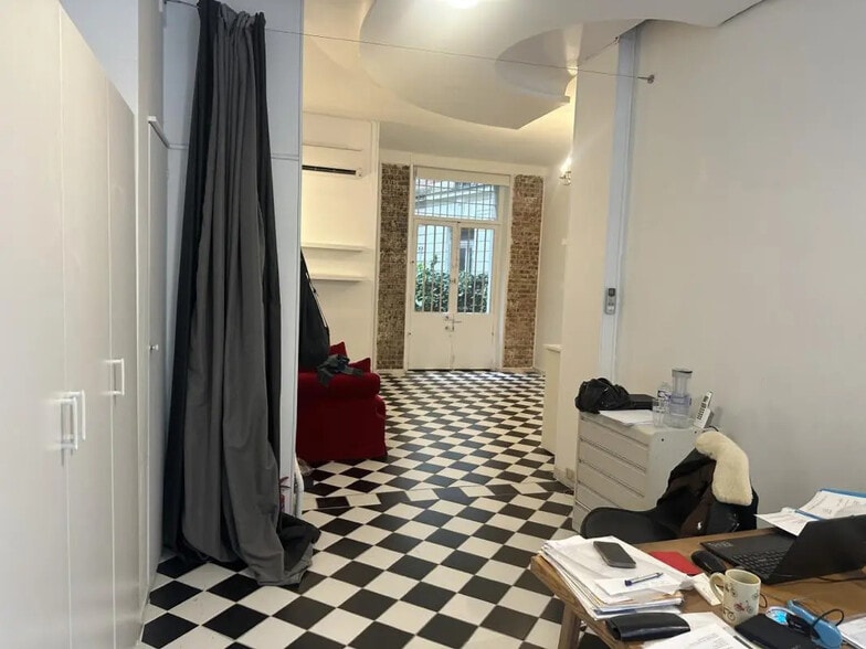 Retail in Paris for lease - Interior Photo - Image 2 of 5