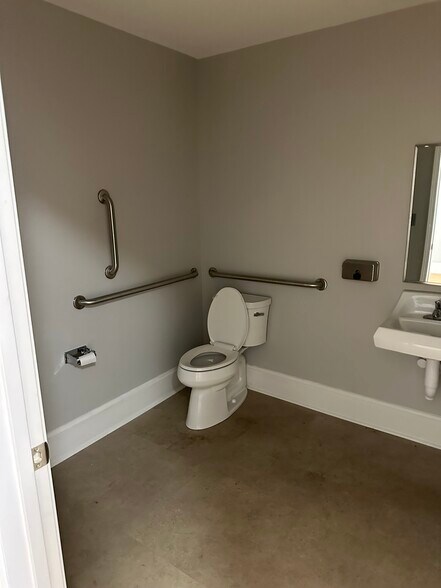 101 and 103 E Main portefeuille de 2 propriétés à vendre sur LoopNet.ca - Photo du bâtiment - Image 3 de 13