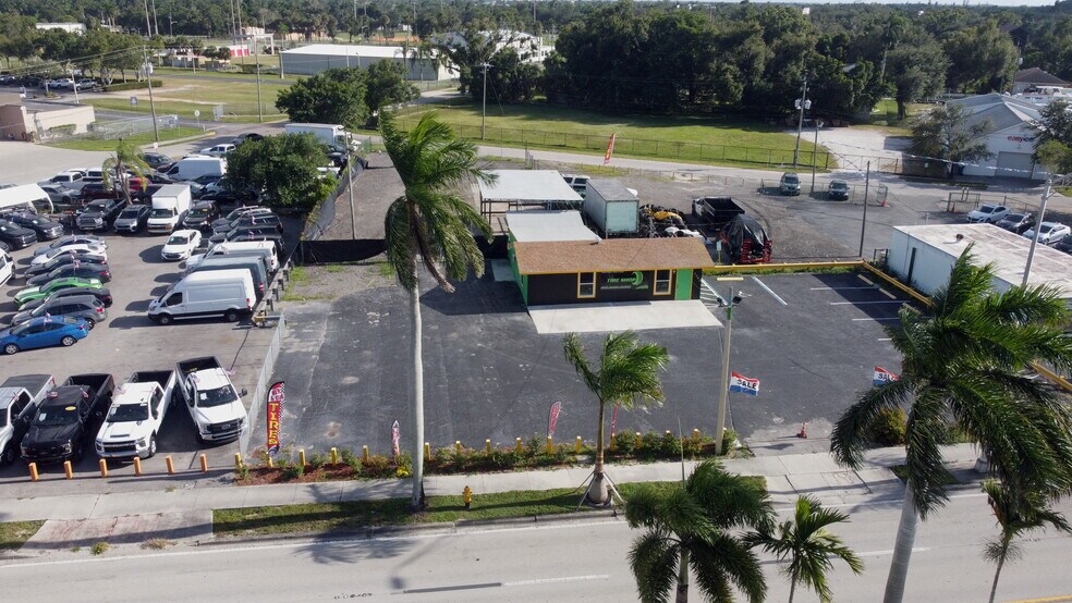 3340 Palm Beach Blvd, Fort Myers, FL à vendre - Photo du bâtiment - Image 3 de 16