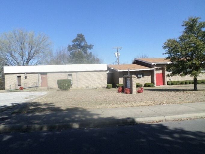 2415 Magna Vista Dr, Dallas, TX à vendre - Photo du bâtiment - Image 2 de 10