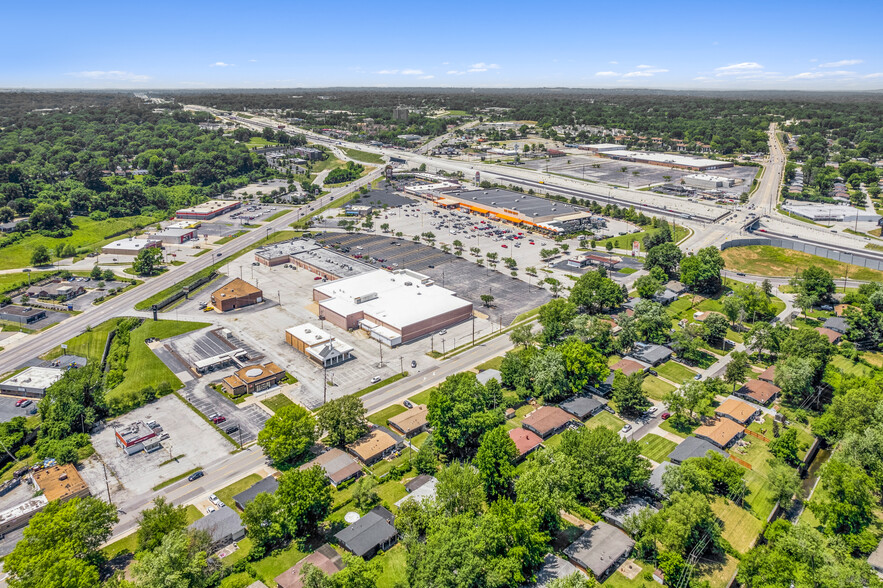 10800-10990 New Halls Ferry Rd, Ferguson, MO for lease - Building Photo - Image 1 of 15