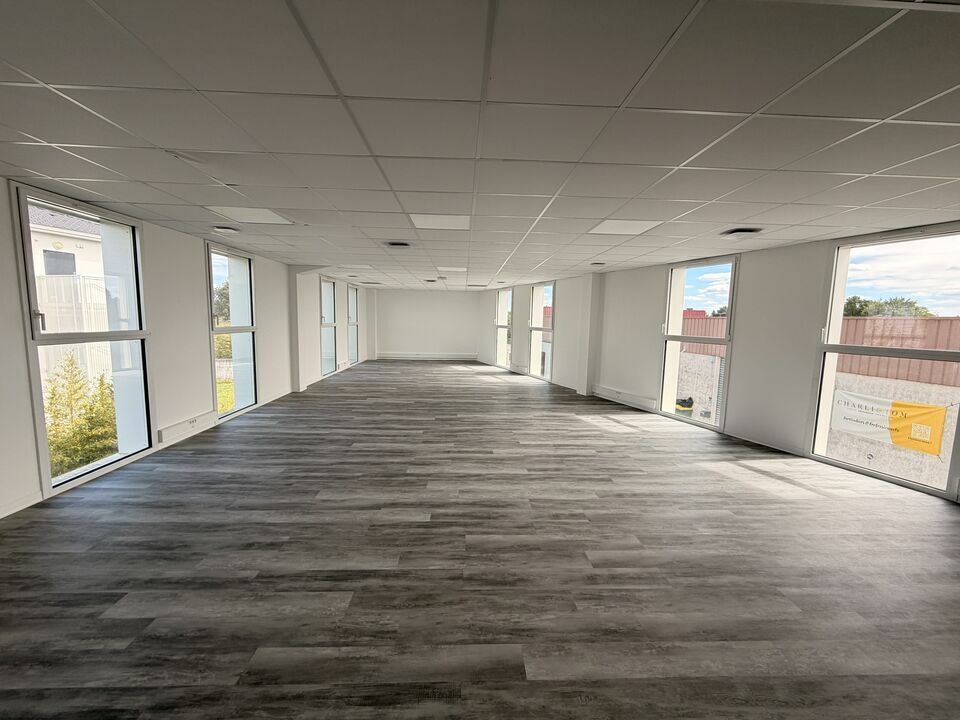 Office in Eysines for lease Interior Photo- Image 1 of 6