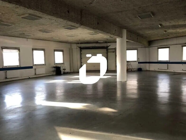 Flex in Nanterre for lease - Interior Photo - Image 2 of 9