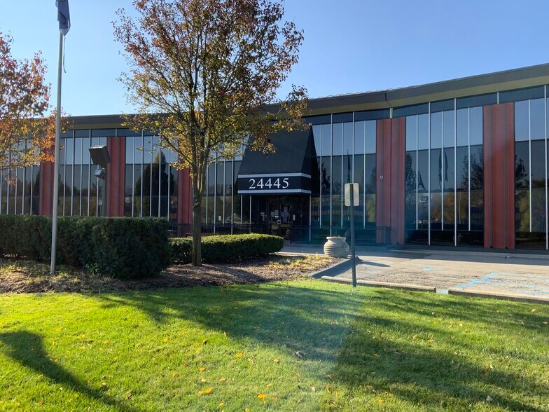 24445 Northwestern Hwy, Southfield, MI à louer - Photo du bâtiment - Image 3 de 8