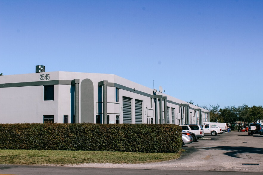 2545 W 80th St, Hialeah, FL for lease - Building Photo - Image 2 of 8