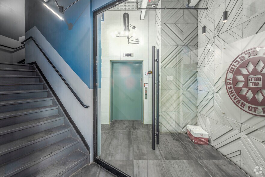 975A E 13th St, Brooklyn, NY for lease - Lobby - Image 2 of 7