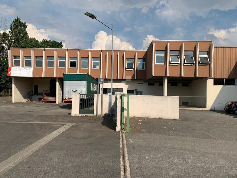 Flex in Morangis for lease - Building Photo - Image 2 of 10