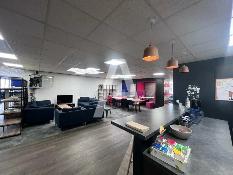 Flex in Ivry-sur-Seine for lease - Interior Photo - Image 3 of 7