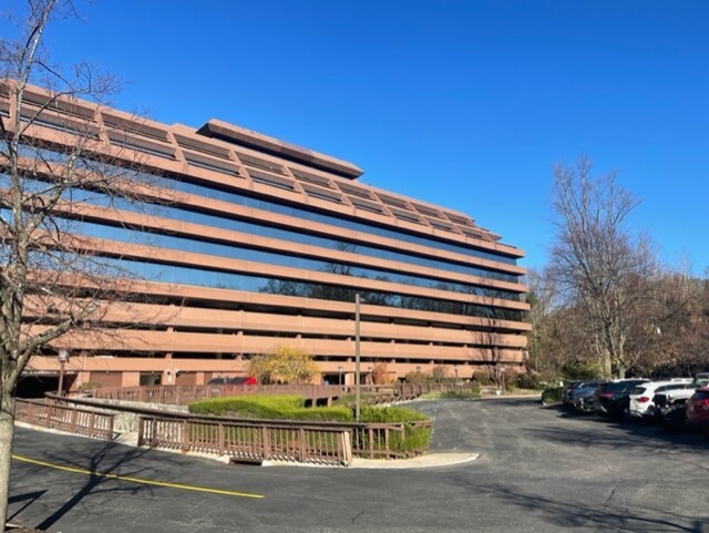 120 White Plains Rd, Tarrytown, NY for lease - Building Photo - Image 2 of 7