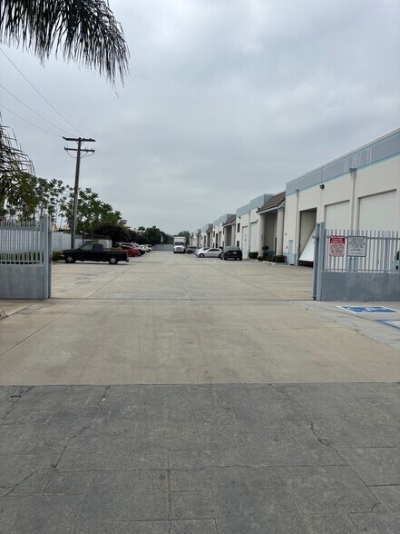 9528 E Rush St, South El Monte, CA à louer - Photo du bâtiment - Image 3 de 47