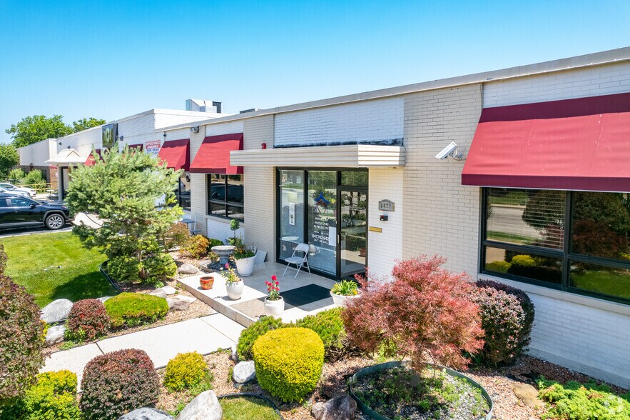 6421-6425 N Hamlin Ave, Lincolnwood, IL à louer - Photo du bâtiment - Image 3 de 6