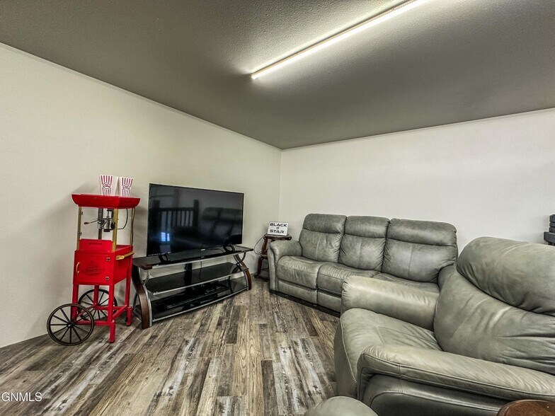 1409 Lockheed Dr, Bismarck, ND à vendre - Photo intérieure - Image 3 de 8