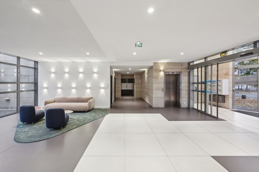6-8 Rue Eugène Et Armand Peugeot, Rueil-Malmaison for sale - Lobby - Image 2 of 8