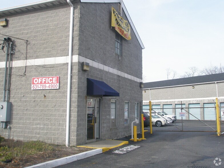185 Sunrise Hwy, Amityville, NY à vendre - Photo du bâtiment - Image 2 de 2