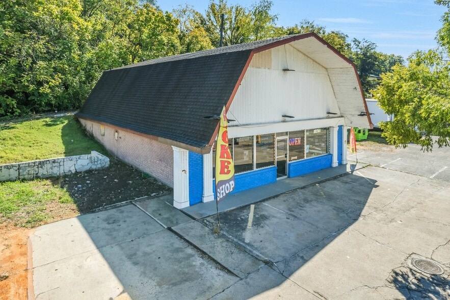 207 & 211 N Riverside Dr portfolio of 2 properties for sale on LoopNet.ca - Building Photo - Image 2 of 24