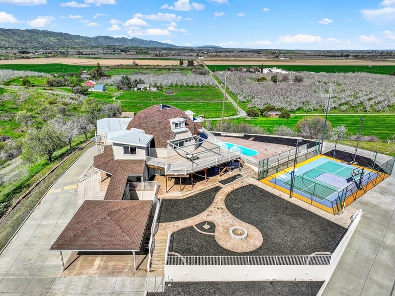 8560 Holmes Ln, Winters, CA à vendre - Photo du bâtiment - Image 3 de 157