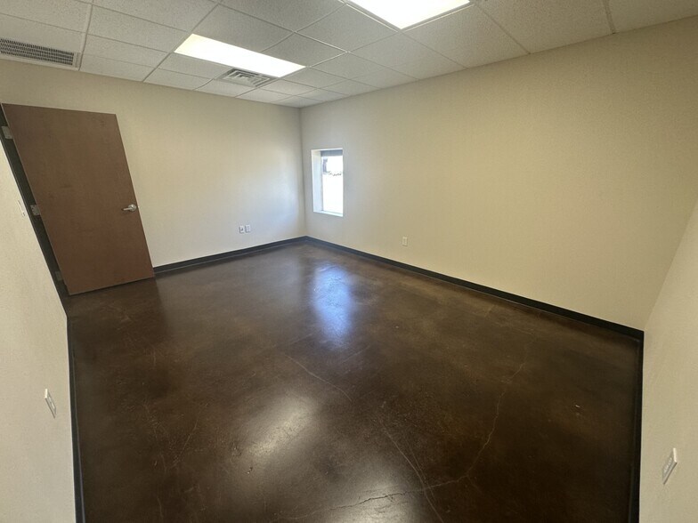 1509-1521 Central Park Dr, Hurst, TX à louer - Photo du bâtiment - Image 3 de 14