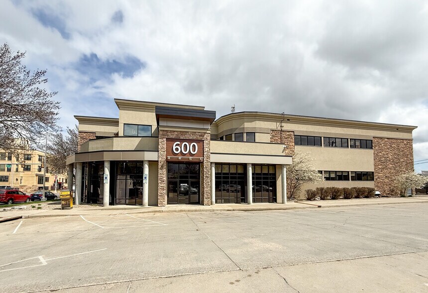 600 S Main Ave, Sioux Falls, SD à louer - Photo du bâtiment - Image 3 de 7
