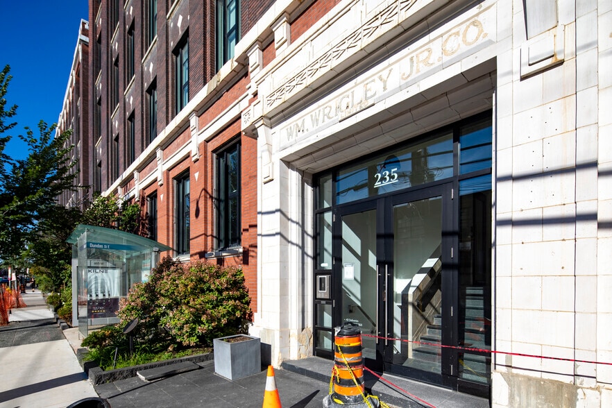 235 Carlaw Ave, Toronto, ON à louer - Photo du bâtiment - Image 3 de 6