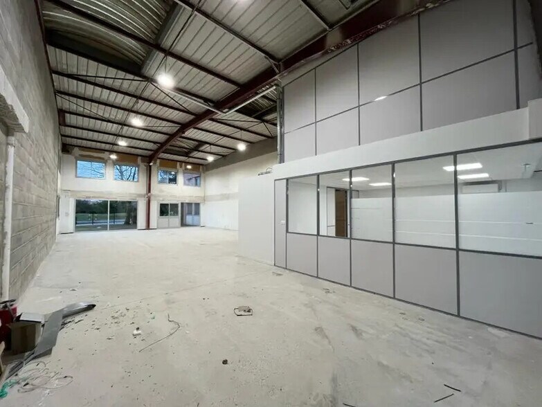 2-4 Rue Paul Villard, Chassieu for lease - Building Photo - Image 1 of 38