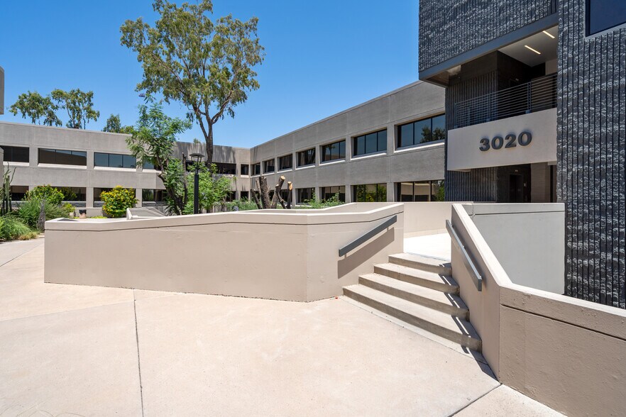 3020 E Camelback Rd, Phoenix, AZ à louer - Photo du bâtiment - Image 2 de 14