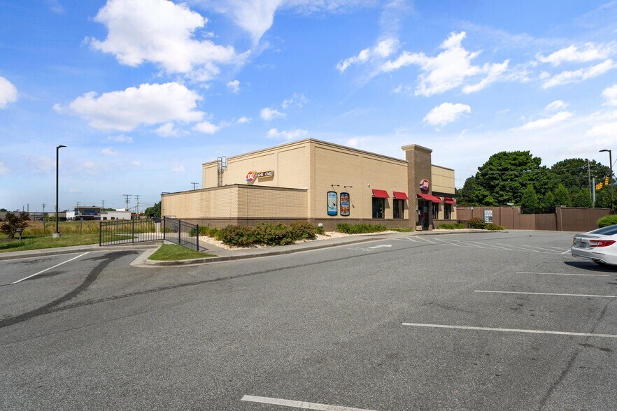 1458 Jag Branch Blvd, Kernersville, NC à vendre - Photo du bâtiment - Image 1 de 3