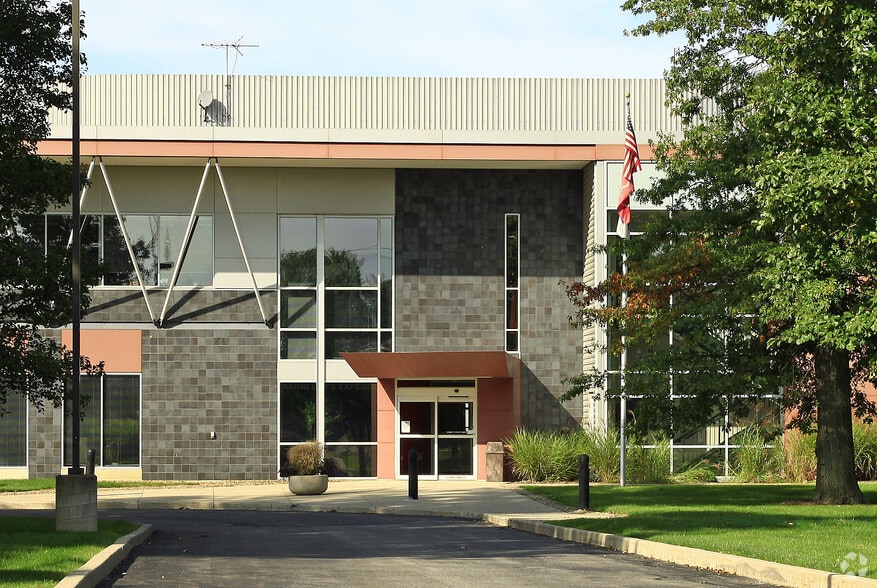 1 Invacare Way, Elyria, OH for lease - Building Photo - Image 3 of 4