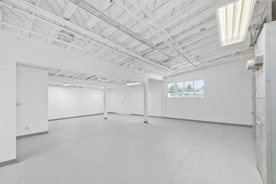 11751 Mississippi, Los Angeles, CA à vendre - Photo du bâtiment - Image 2 de 29