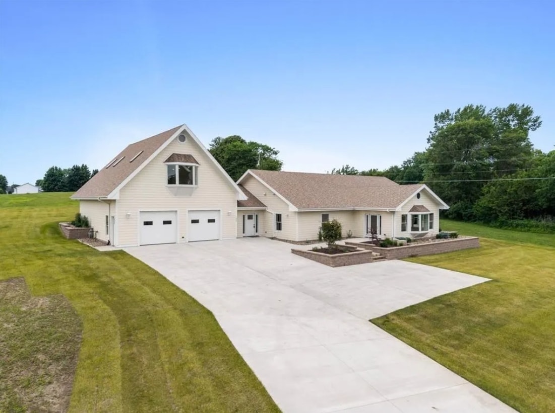 1805 S 8th Ave E, Newton, IA for sale Building Photo- Image 1 of 33