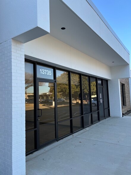 13731-13745 Omega Dr, Farmers Branch, TX à louer - Photo du bâtiment - Image 3 de 28