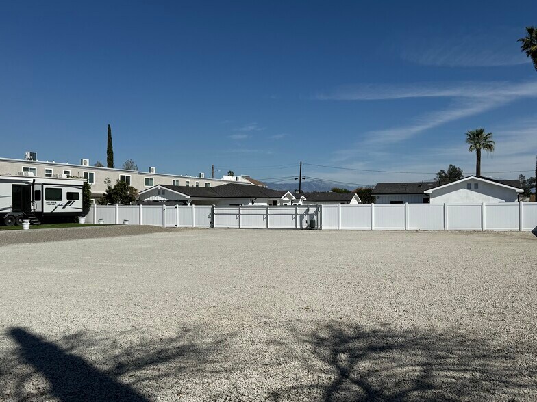 9004 Olive St., Fontana, CA à louer - Photo du bâtiment - Image 3 de 20
