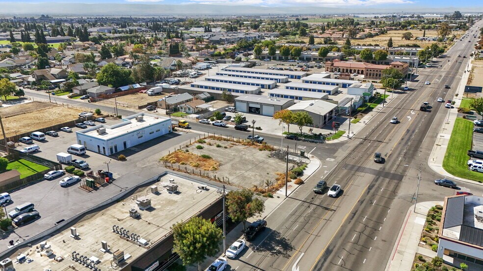 1492 W Yosemite Ave, Manteca, CA à vendre - Photo du bâtiment - Image 3 de 30