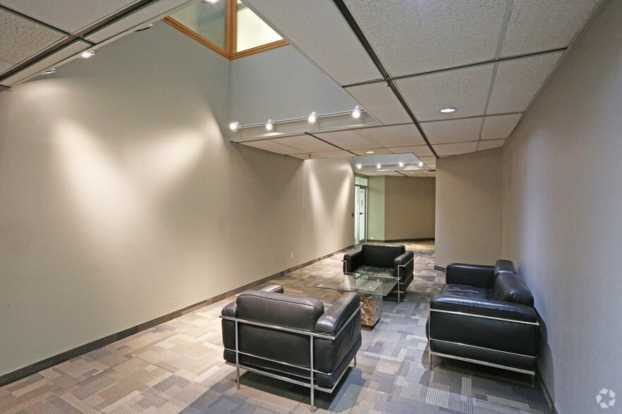 2116 27th Ave NE, Calgary, AB à louer - Photo intérieure - Image 3 de 8