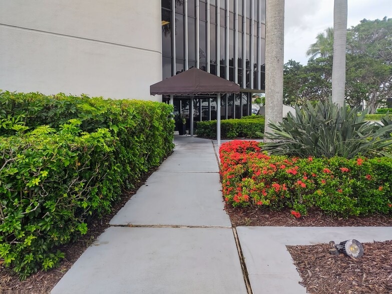 3003 Tamiami Trl N, Naples, FL for lease - Primary Photo - Image 2 of 12