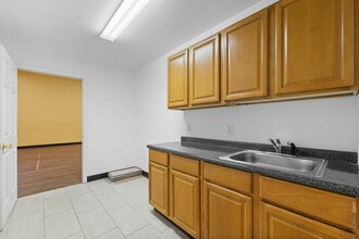 1380 SW Westpark Dr, Bentonville, AR for lease Interior Photo- Image 2 of 5