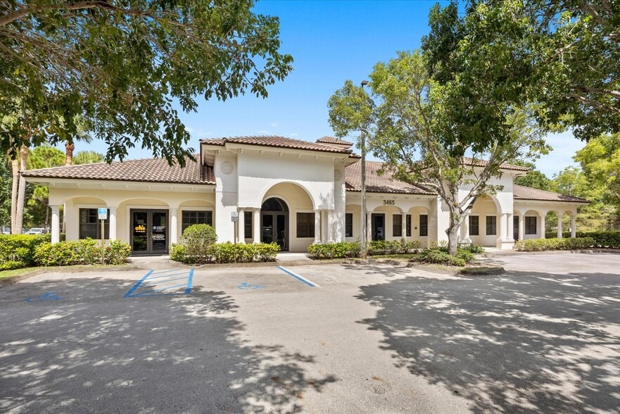 3465 SE Willoughby Blvd, Stuart, FL for sale - Building Photo - Image 2 of 19