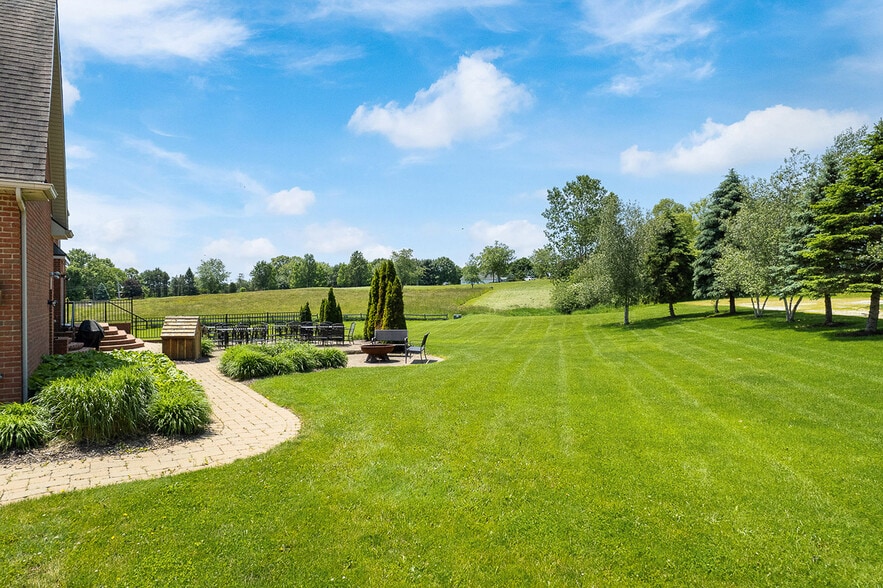 5495 Meese Rd NE, Louisville, OH à vendre - Photo du bâtiment - Image 2 de 49