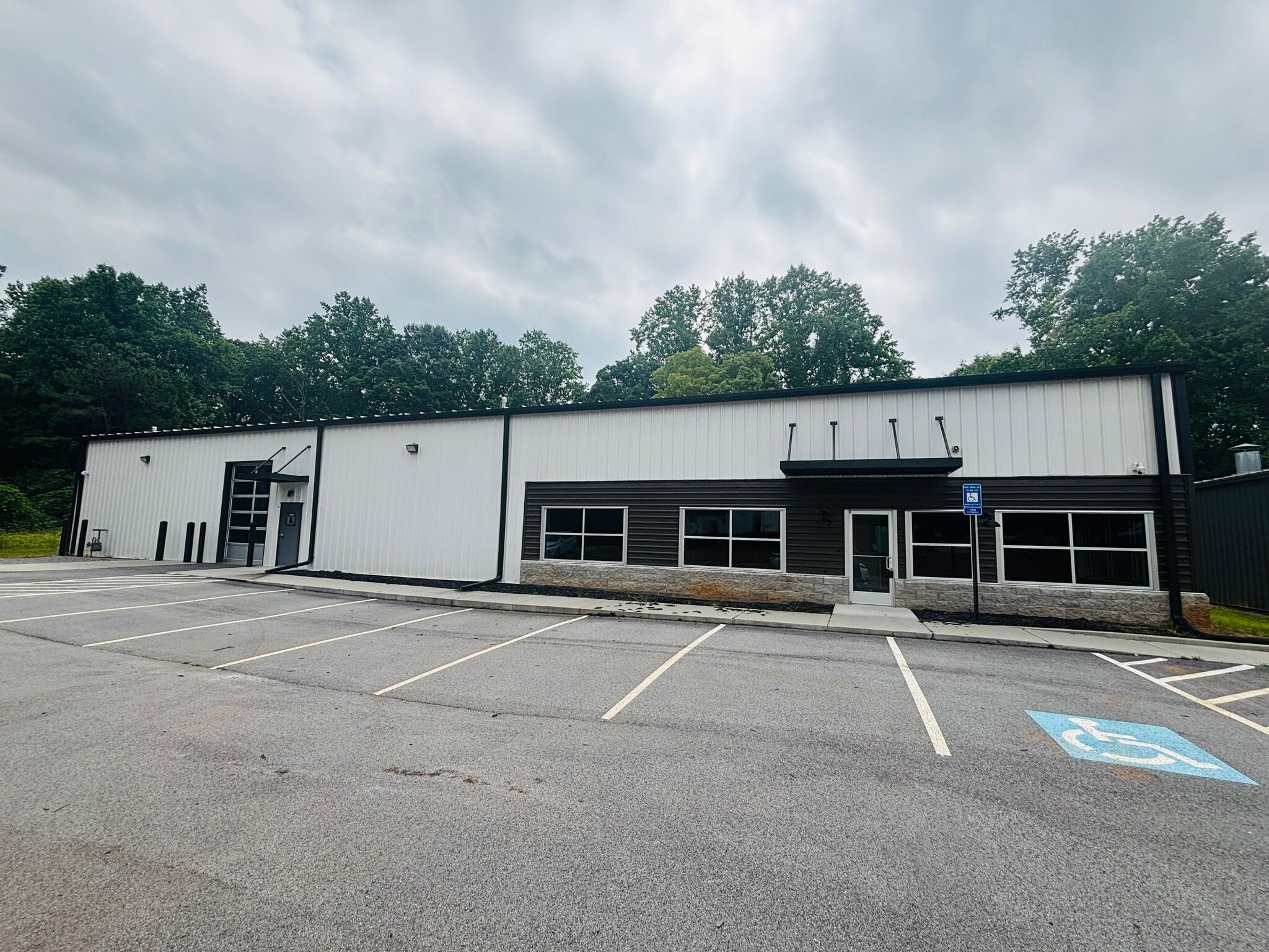 131 Parkwood Cir, Carrollton, GA for lease Primary Photo- Image 1 of 20