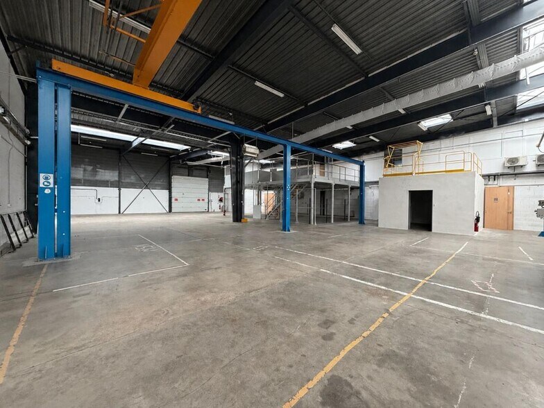 Flex in Dardilly for lease - Building Photo - Image 1 of 14