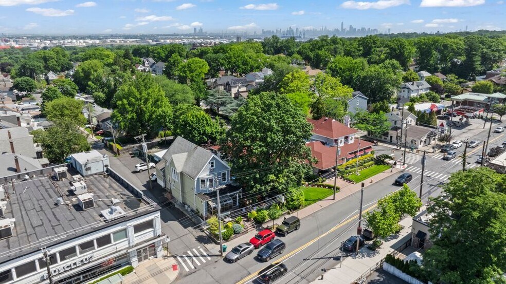 585 Forest Ave, Staten Island, NY à vendre - Aérien - Image 2 de 21