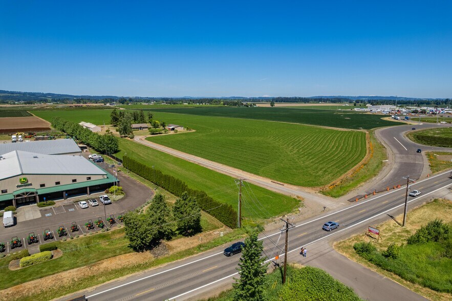 12033 Ehlen Rd NE, Aurora, OR à vendre - Photo du bâtiment - Image 2 de 4