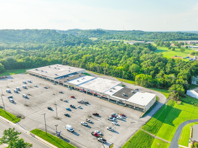 1750-1804 Mooresville Hwy, Lewisburg, TN à louer - Photo du bâtiment - Image 1 de 11