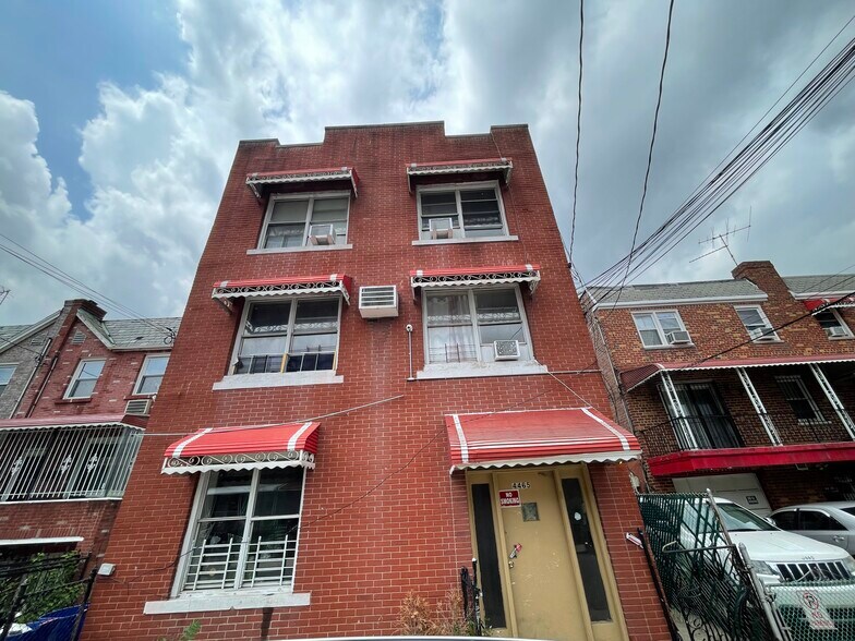 4465 Byron Ave, Bronx, NY à vendre - Photo du bâtiment - Image 1 de 28
