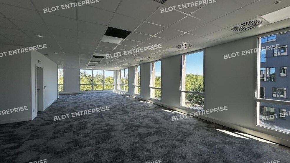 Bureau dans Saint-Jacques-de-la-Lande à vendre - Photo du bâtiment - Image 3 de 5