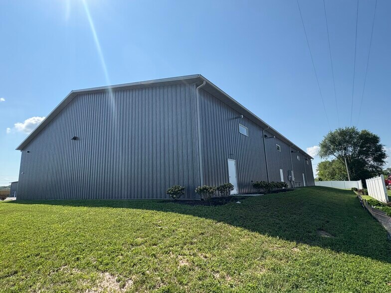 3914 Indianapolis Rd, Columbus, IN à louer - Photo du bâtiment - Image 3 de 3