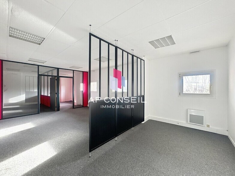 Office in Saint-Germain-en-Laye for lease - Interior Photo - Image 1 of 3