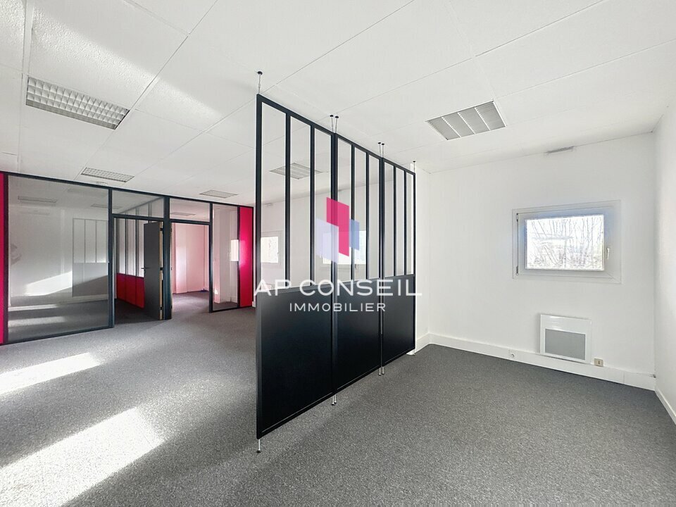 Office in Saint-Germain-en-Laye for lease Interior Photo- Image 1 of 4