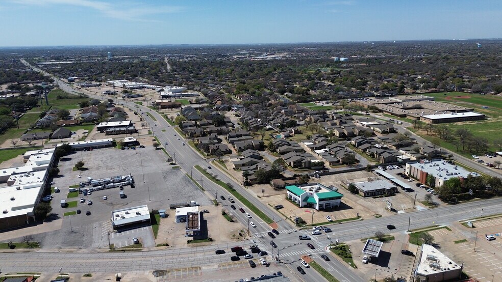 2901 Brown Trl, Bedford, TX à vendre - Photo du bâtiment - Image 3 de 8